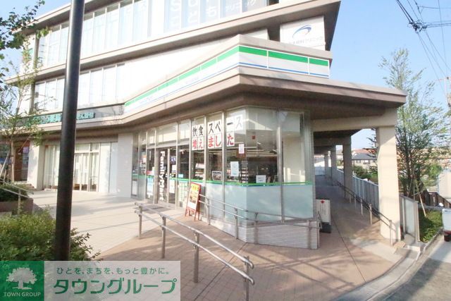 コンビニ　ファミリーマート川崎梶が谷駅前店（コンビニ）まで410m