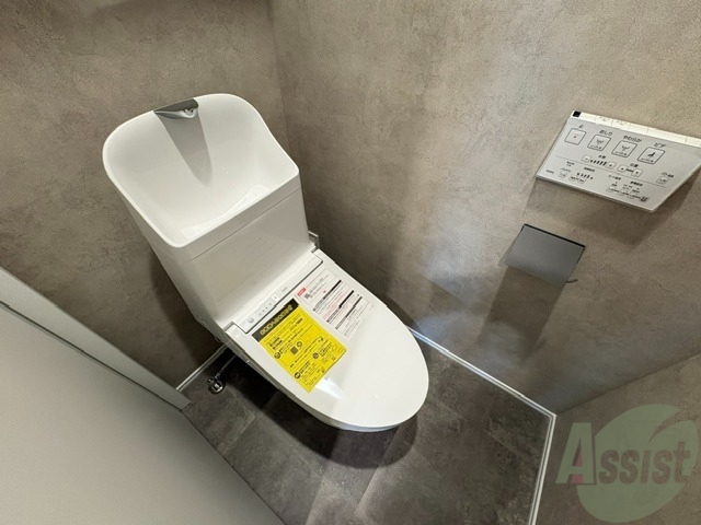トイレ　トイレは温水洗浄便座です。シンプルな雰囲気になっています。