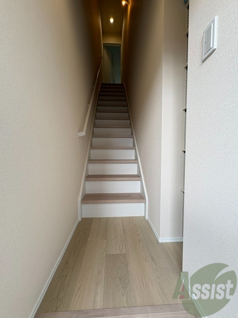 玄関　こちらは玄関の写真です。階段を上ってリビングに向かいます