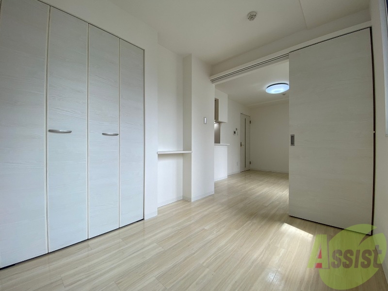 その他部屋・スペース　寝室はこちらです。光が差し込む、温かみのあるお部屋です。