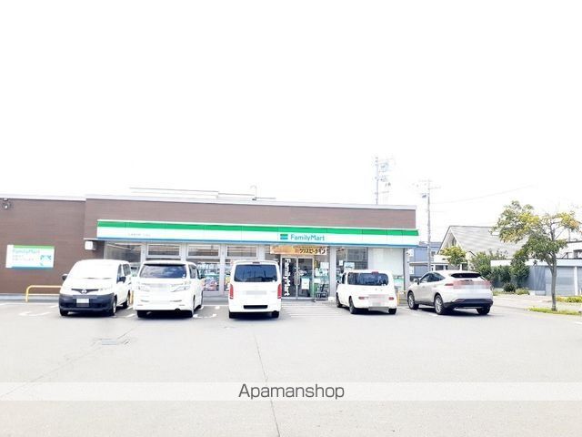コンビニ　ファミリーマート（コンビニ）まで800m