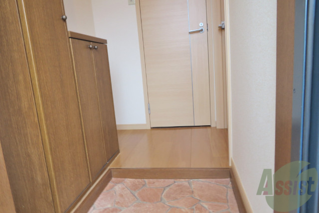 玄関　玄関はしっかり区切られており、部屋がすぐに見えません。