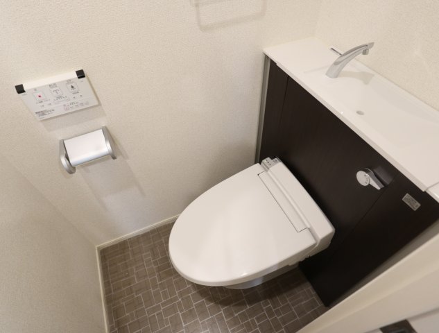 トイレ　落ち着いた色調のトイレです