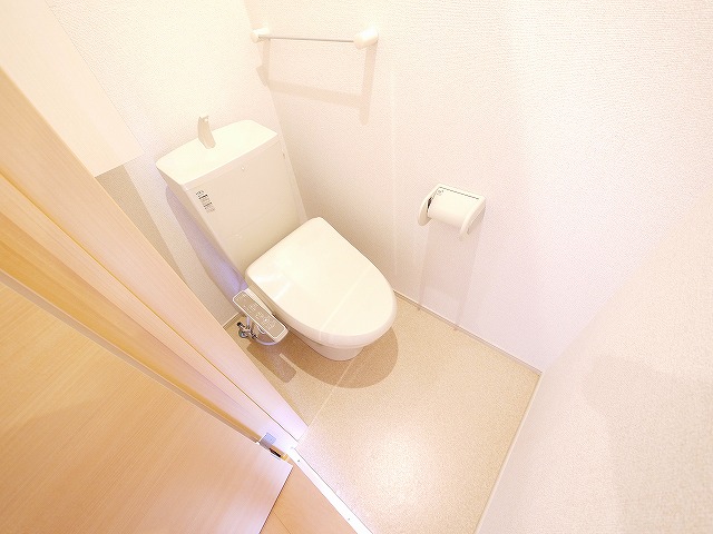トイレ　落ち着いた色調のトイレです