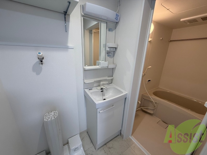 洗面設備　脱衣所には収納が付いている独立洗面台がございます。