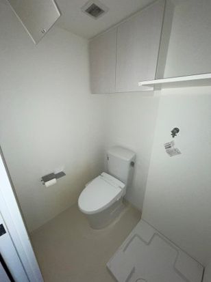 トイレ　落ち着いた色調のトイレです