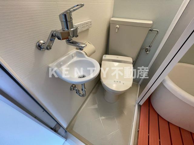 トイレ　落ち着いた色調のトイレです