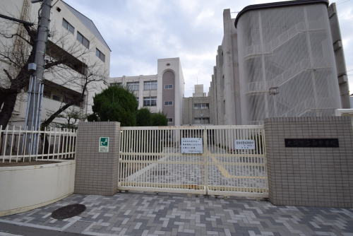 中学校　大阪市立西中学校（中学校）まで611m