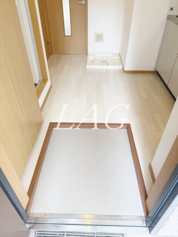 東急東横線 学芸大学駅 徒歩4分 3階建 築24年の玄関写真