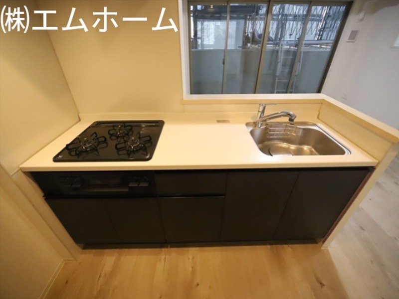 キッチン　システムキッチン（３口ガスコンログリル付き）