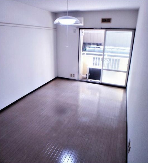 ＪＲ京浜東北線 川崎駅 バス乗車時間：10分 最寄りバス停で下車 徒歩3分 2階建 築37年の居間写真