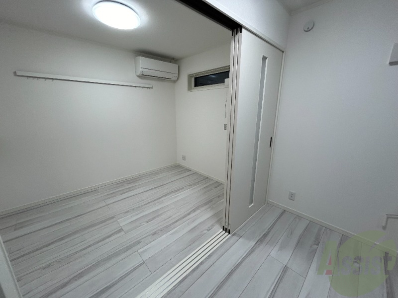 その他部屋・スペース　洋室からの角度です。仕切りがあるので寝室に出来ますね。