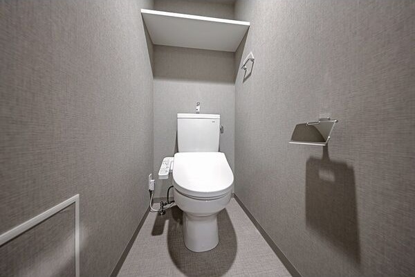 トイレ　※写真は同じマンションの違う部屋のものになります。