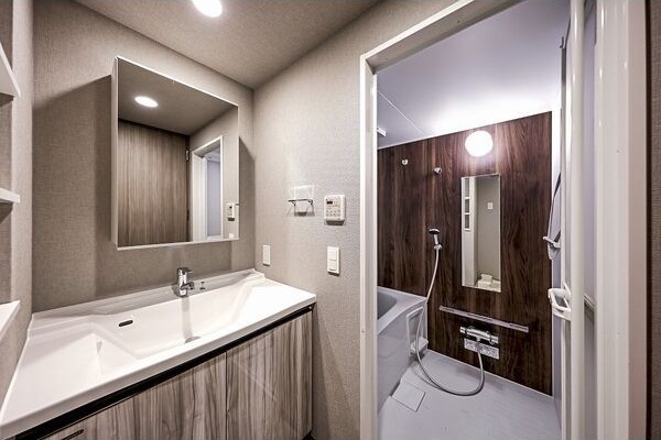 洗面設備　※写真は同じマンションの違う部屋のものになります。