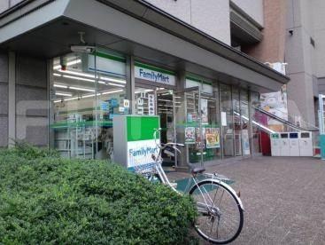 コンビニ　ファミリーマート・ラグザ大阪店（コンビニ）まで228m