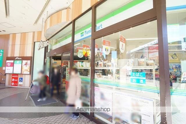 コンビニ　ファミリーマート（コンビニ）まで1977m