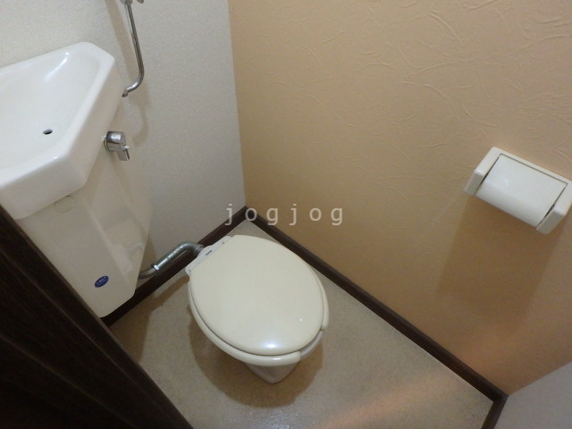 トイレ　嬉しい温水洗浄便座付きのトイレです。