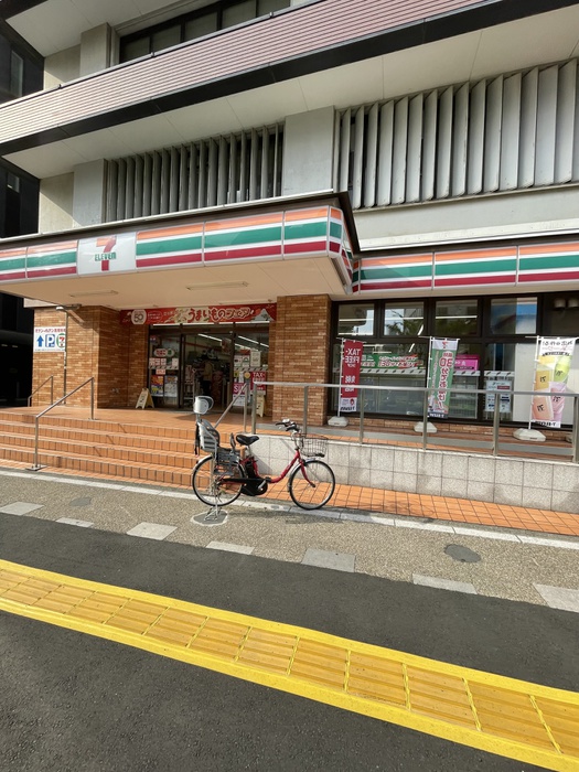 コンビニ　セブンイレブン（コンビニ）まで103m