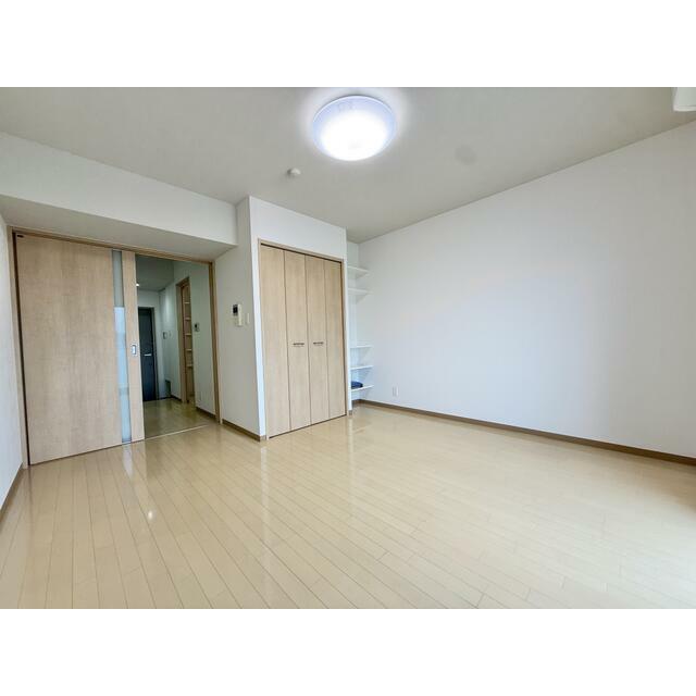 居室・リビング　クリーニング前の写真です。居室の照明は残置物につき撤去予定で