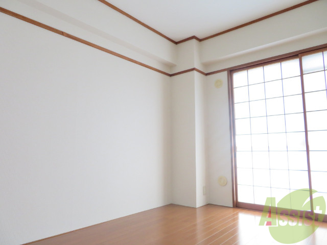 その他部屋・スペース　寝室はこちらです。日が入ってくるので、朝の目覚めがよさそう