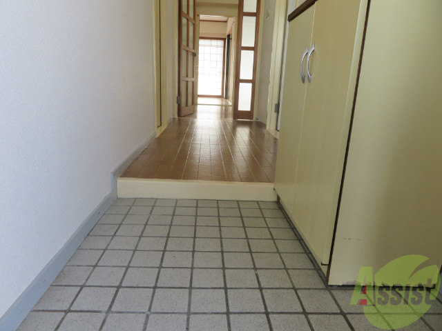 玄関　玄関から見た室内です。何足か靴を出しといても大丈夫
