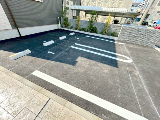 駐車場　敷地内にある駐車場。愛車がすぐ近くに置けると安心ですよね。