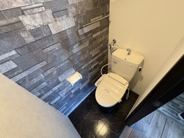 トイレ　※写真は別号室です。