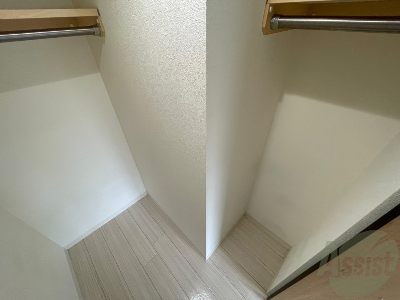 収納　こちらの収納にはハンガーをかけて服もしまえますね。　"