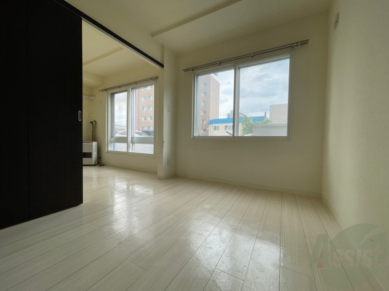 その他部屋・スペース　寝室はこちらです。光が差し込む、温かみのあるお部屋です