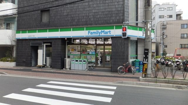 コンビニ　ファミリーマート（コンビニ）まで140m