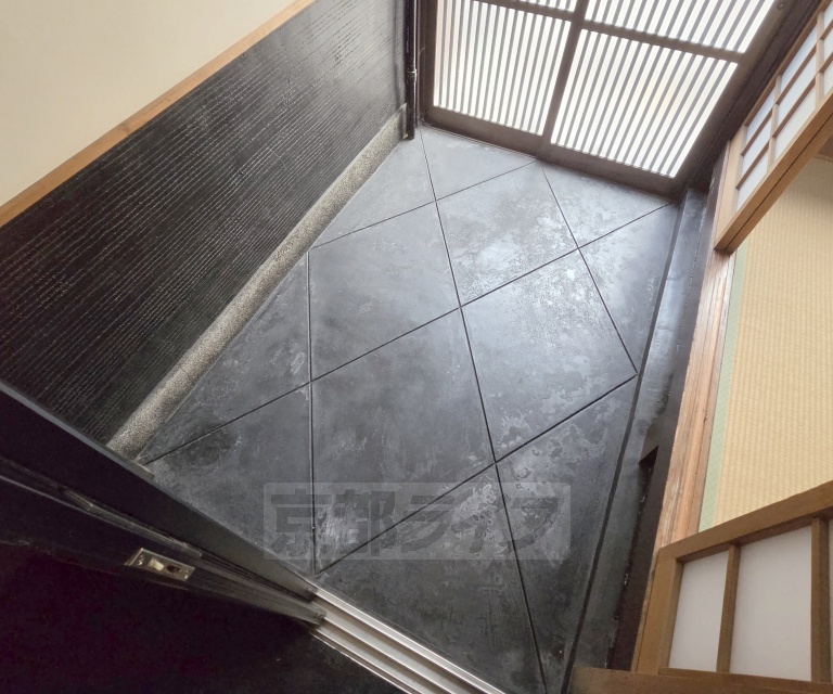 西ノ京永本町5-13貸家の玄関写真
