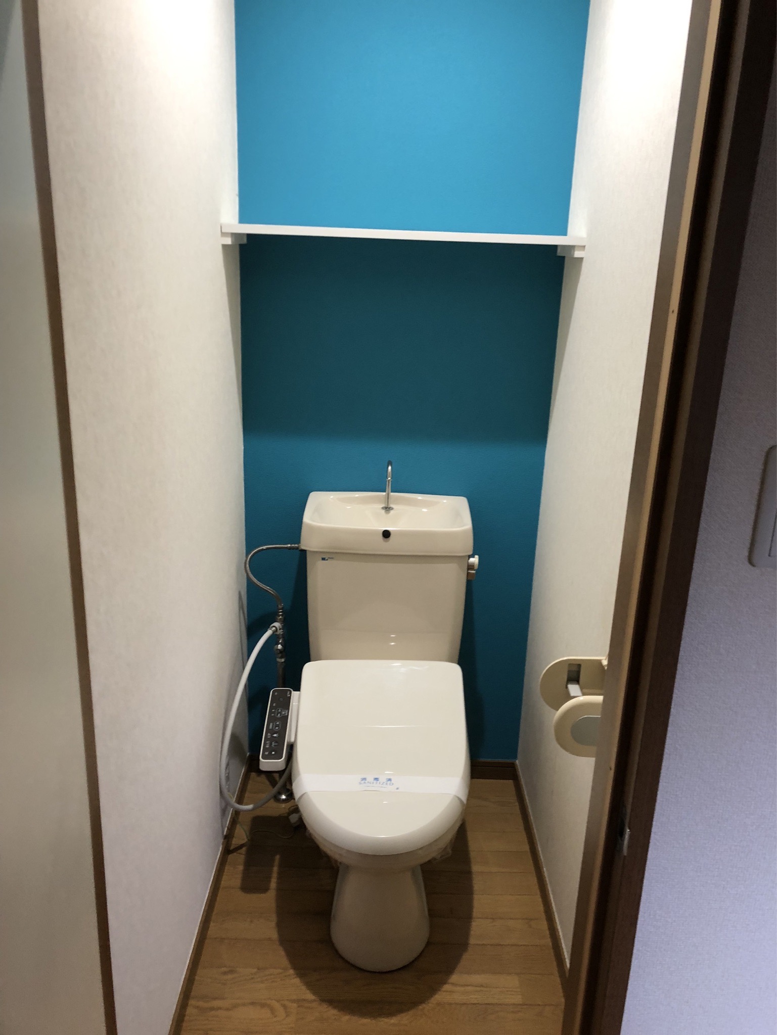 トイレ　壁紙の色がオシャレ