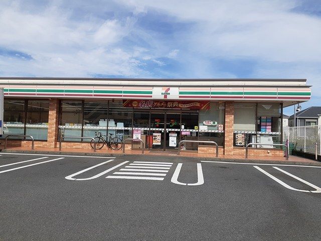 コンビニ　セブンイレブン（コンビニ）まで575m