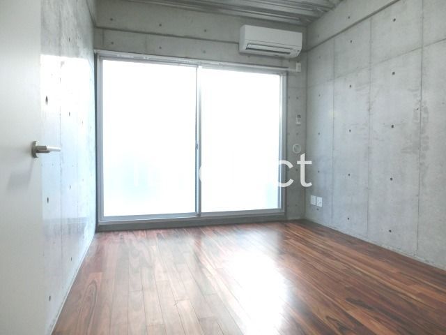 居室・リビング　窓が大きく日当たり良好、洋室6帖の使いやすい居室