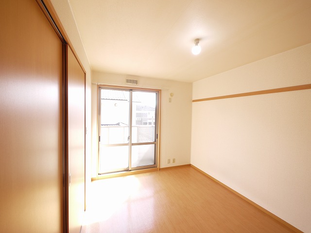 その他部屋・スペース　開放的な寝室です