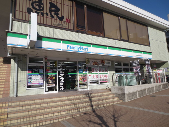 コンビニ　ファミリーマート（コンビニ）まで894m