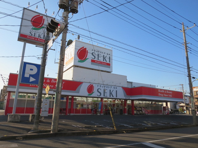 ドラックストア　ドラッグストアセキ芝下店（ドラッグストア）まで677m