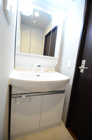 洗面設備　独立洗面台あり、毎朝おしゃれに忙しい女性の方におすすめです