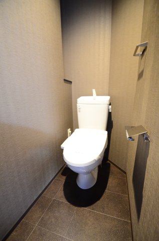 トイレ　落ち着いた色調のトイレです
