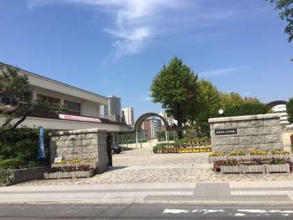 中学校　広島市立二葉中学校（中学校）まで162m