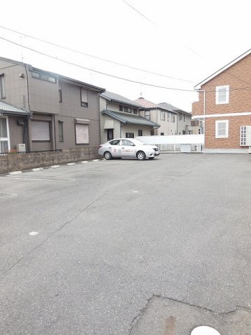 駐車場　駐車場があるので、車を買う予定の方も安心です