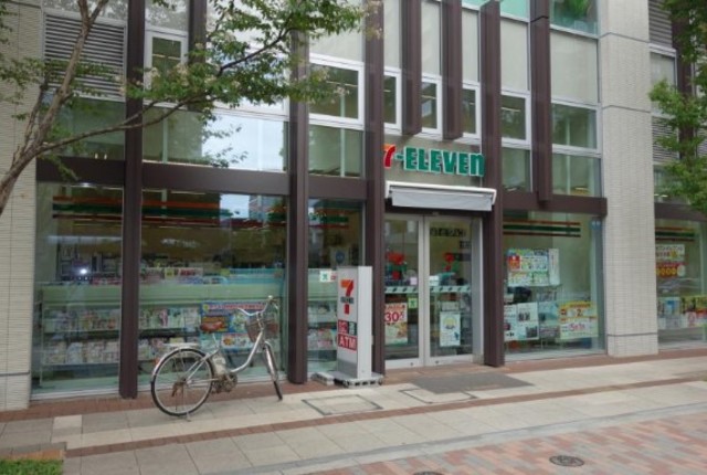 コンビニ　セブンイレブン月島駅前店（コンビニ）まで588m
