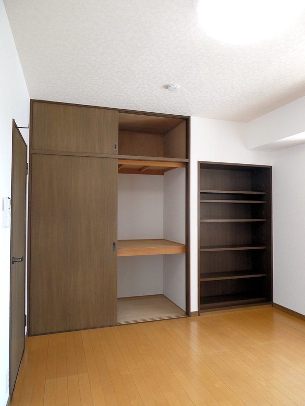 収納　たっぷり収納できる天袋付き収納！
