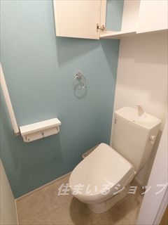 トイレ　シャワートイレ・収納棚あり