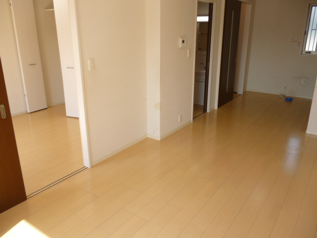 その他部屋・スペース　ワイド設計リビング11帖（バルコニー側より撮影）