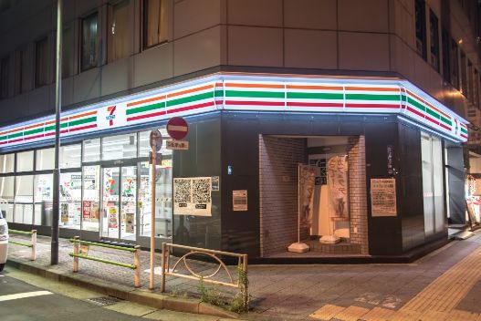 コンビニ　セブンイレブン仲御徒町駅前店（コンビニ）まで135m