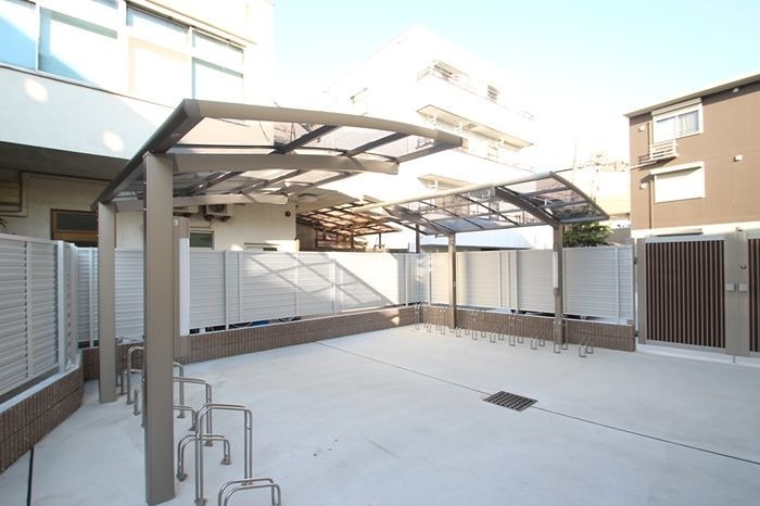駐車場　屋根付き駐輪場