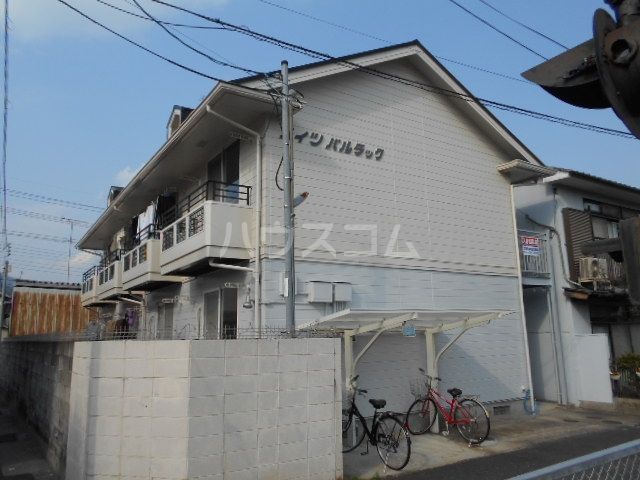 京都市右京区嵯峨中又町のアパートの建物外観