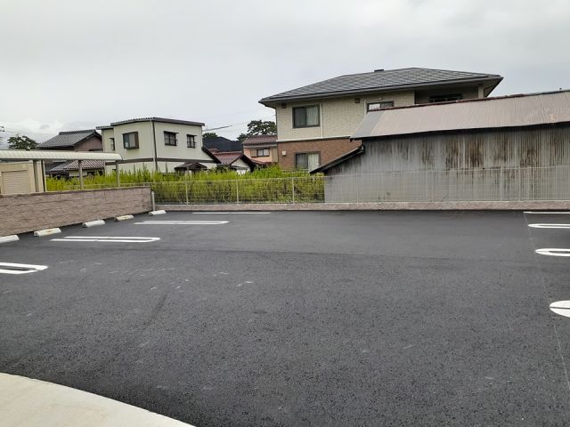 【敦賀市松島町のアパートの駐車場】