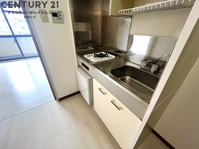 キッチン　キッチン下に収納スペースあり。